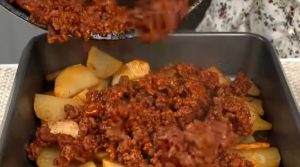 Egyszerűen öntsd a darált marhahúst a burgonyára! Finom könnyű vacsora!